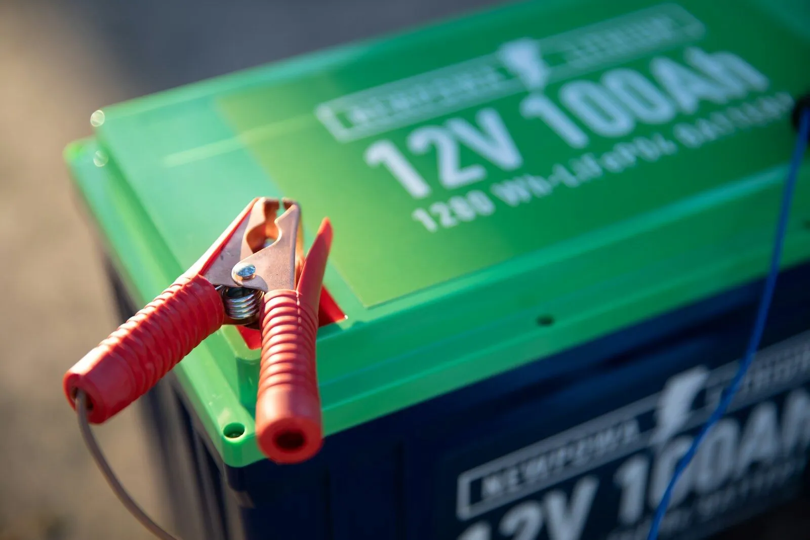 Auto springt nicht an obwohl Batterie voll ist – 6 Ursachen