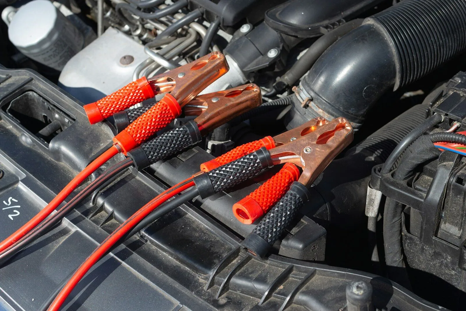 Neue Batterie eingebaut und Auto springt trotzdem nicht an? Vom Mechaniker erklärt