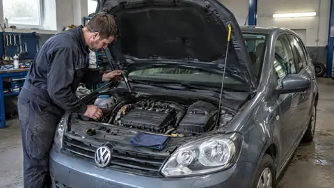 VW 1.0 MPI Benzinmotor im Motorraum einer Werkstatt