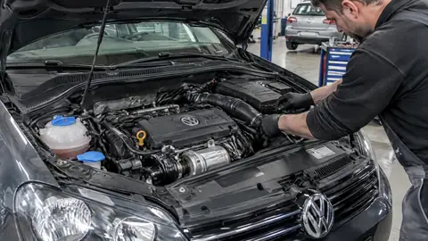 Mechaniker prüft einen VW 1.2 TSI Motor