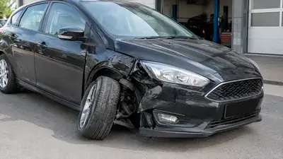Beschädigtes Auto mit gebrochener Achse nach einem Unfall
