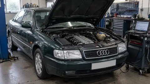 Audi 100 2.3 E mit geöffneter Motorhaube und Diagnose am Fünfzylinder