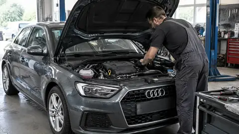 Audi 3-Zylinder-TFSI-Motor in einer Werkstatt