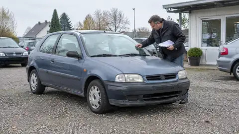 Älteres Auto ohne gültige TÜV-Plakette bei der Übergabe an einen Händler