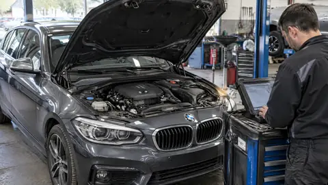 BMW 1,5-Liter-Dreizylinder bei der Diagnose in einer Werkstatt