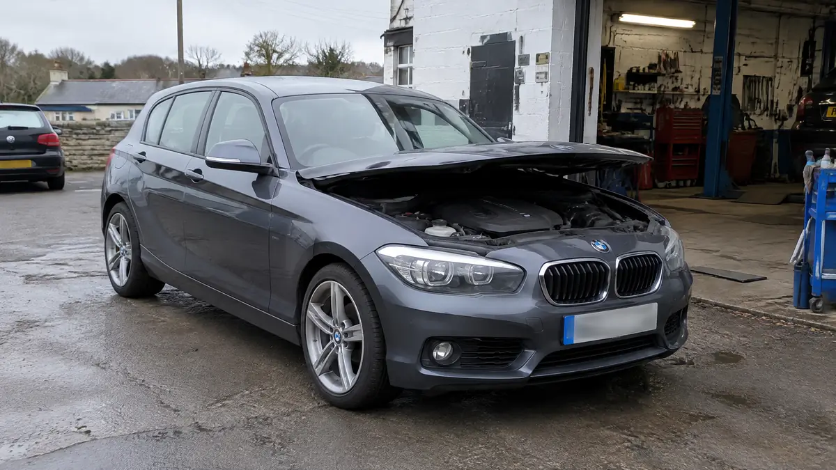 BMW 118i mit Dreizylinder-Benzinmotor auf einer Straße