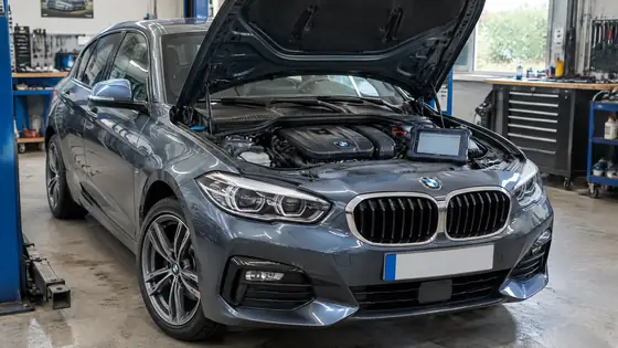 BMW Dreizylinder-Motor bei einer professionellen Diagnose