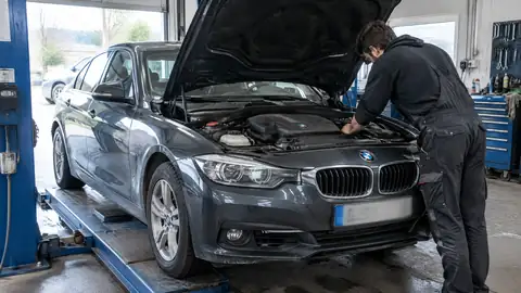 BMW 318i mit Dreizylinder-Benzinmotor auf einer Straße