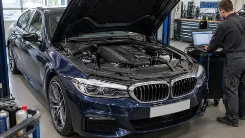 BMW 6-Zylinder-Dieselmotor bei der Diagnose in einer Werkstatt