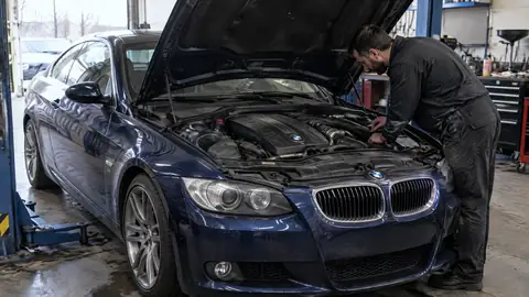 BMW N54B30 Biturbo-Reihensechszylinder im Motorraum