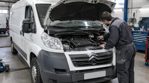 Motorraum eines Citroën Jumper 2.2 HDi