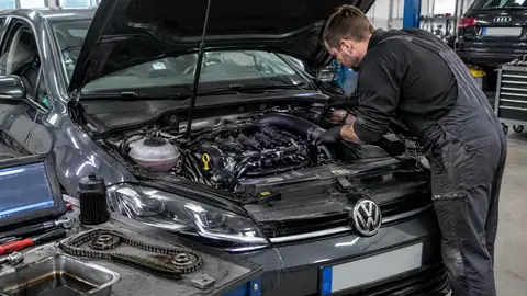 EA888 Motor in einer Werkstatt bei der Prüfung auf typische Motorprobleme
