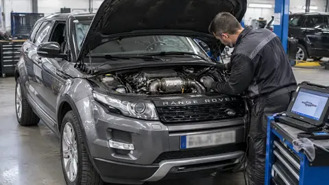Range Rover Evoque 2.0 Diesel auf einer Straße bei der technischen Prüfung