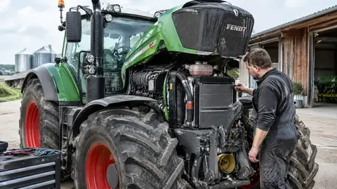Fendt 828 Vario Traktor bei der Motorprüfung auf dem Hof