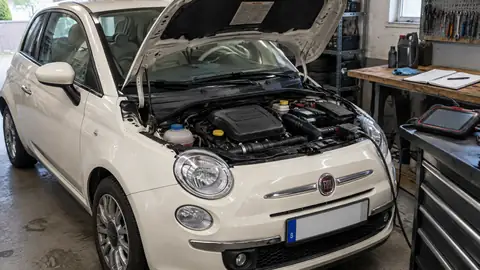 Fiat 500 TwinAir bei Öl- und Motorprüfung in einer Werkstatt