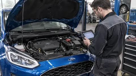 Ford-Dreizylinder mit geöffnetem Motorraum bei der Kaufprüfung