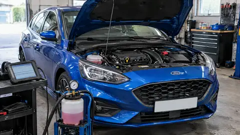 Ford EcoBoost Dreizylinder bei der Diagnose mit geöffnetem Motorraum