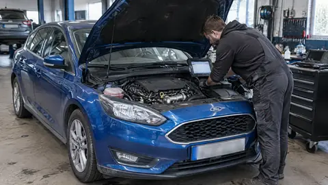 Ford Focus Dreizylinder bei der Motorprüfung in einer Werkstatt