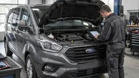 Ford Tourneo Custom mit geöffneter Motorhaube bei der Motorprüfung