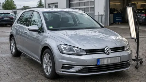 Hageldellen auf der Motorhaube eines Autos bei der Entscheidung zwischen Reparatur und Verkauf