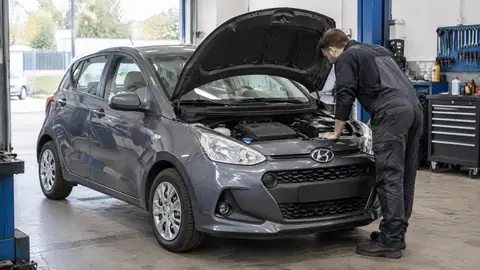 Hyundai i10 mit geöffneter Motorhaube bei der Motorprüfung