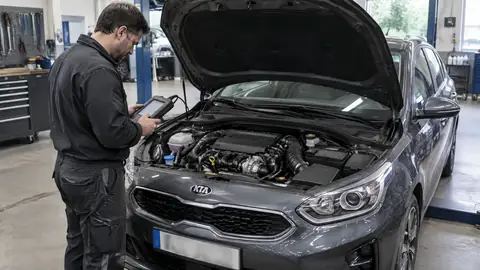 Kia Dreizylinder 1.0 T-GDI bei der Prüfung in einer Werkstatt