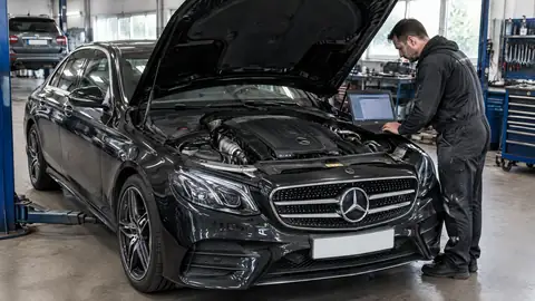 Mercedes 6-Zylinder-Diesel bei der Diagnose mit geöffneter Motorhaube