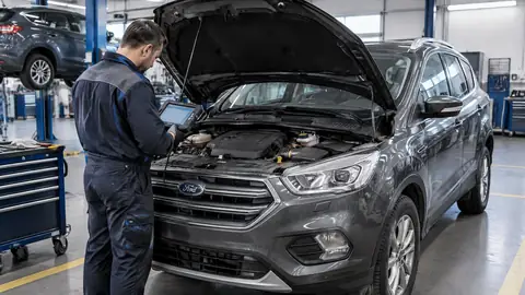 Ford Kuga mit geöffneter Motorhaube bei der Motorprüfung