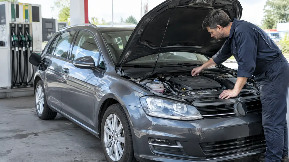 Mechaniker prüft einen möglichen Motorschaden nach dem Tanken von E10