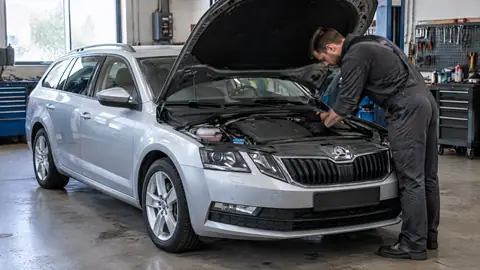 Škoda Octavia mit Hinweis auf möglichen Motorschaden
