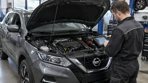 Nissan 1.3 DIG-T Motorraum mit Prüfpunkten für die Diagnose