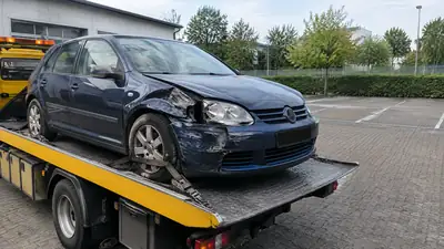 Beschädigtes Auto nach einem Totalschaden mit Unterlagen zur Schadensregulierung