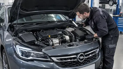 Opel 1.2 Turbo Motorraum mit sichtbarer Wartungsprüfung