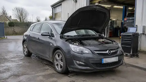 Opel Astra mit Dreizylinder-Dieselmotor auf einer Straße