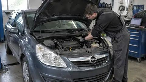 Opel Corsa D 1.2 bei der Prüfung von Motorraum und Ölstand