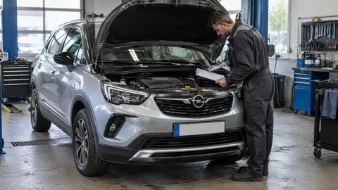 Opel Crossland im Motorraum mit sichtbaren Wartungskomponenten