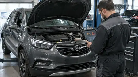 Opel Mokka mit geöffneter Motorhaube bei der Motorprüfung