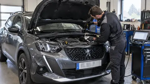 Peugeot 2008 Dreizylinder bei der Motorprüfung in einer Werkstatt