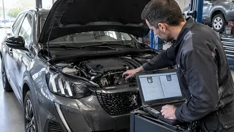 Peugeot 2008 auf einer Straße zur Diagnose von Motorproblemen