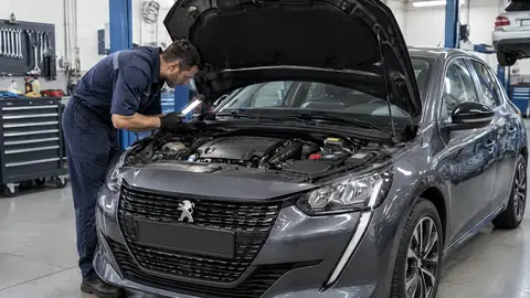 Peugeot 208 mit geöffnetem Motorraum zur Prüfung von Motorproblemen