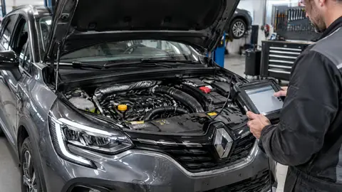 Geöffneter Renault 1.3 TCe Vierzylinder mit Turbolader in einer Werkstatt