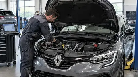 Renault TCe 90 Motorraum bei der Prüfung auf Motorprobleme