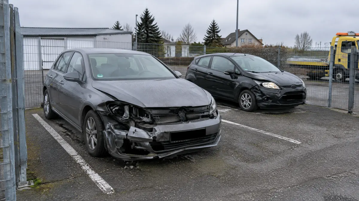 Beschädigtes Auto nach Unfall auf einem Werkstattgelände