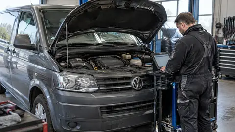 Geöffneter VW-T5-Dieselmotor mit sichtbarem Turbolader in einer Werkstatt