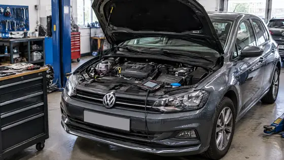 VW mit geöffnetem Motorraum und Diagnose am 1.0 TSI Dreizylinder