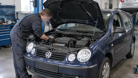VW Polo 9N 1.2 mit geöffneter Motorhaube bei der Fehlersuche