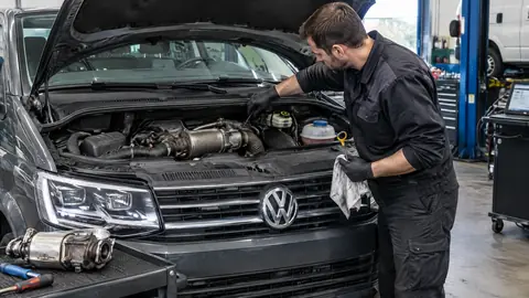 Geöffneter Motorraum eines VW T6 bei der Prüfung von Motor und Abgasanlage