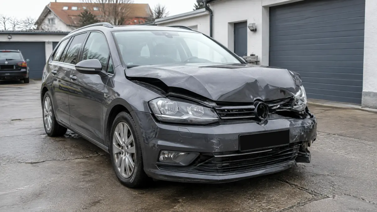 Beschädigtes Auto nach einem Unfall mit Gutachten zum wirtschaftlichen Totalschaden