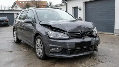 Beschädigtes Auto nach einem Unfall mit Gutachten zum wirtschaftlichen Totalschaden